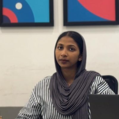 freelance-digital-marketing-analyst-in-dubai freelance-digital-marketing-analyst-in-dubai working on laptop